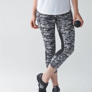 Lululemon like new Pace Rival Crop Nami Wave White / Black Size 4